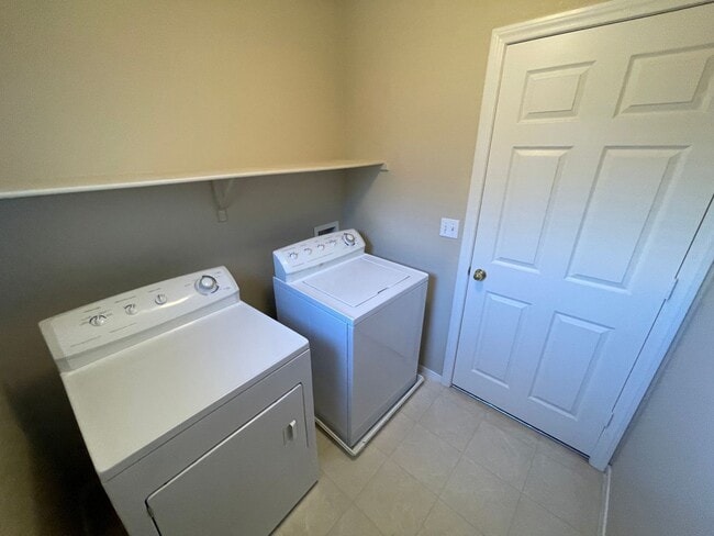 Building Photo - 3 Bedroom 2 1/2 Bathroom w/Den & Loft