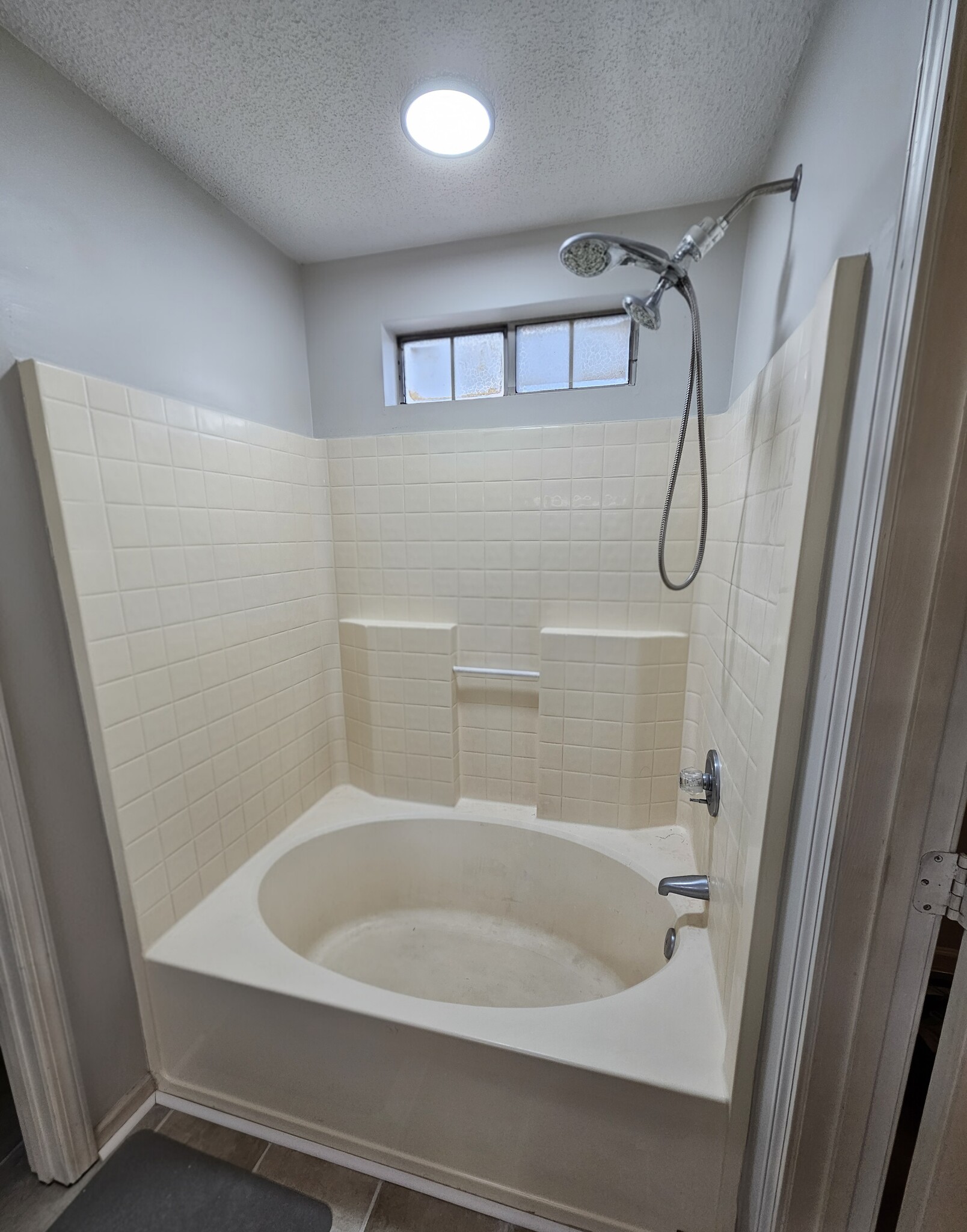 Master bathroom - 10430 Brawley Ln