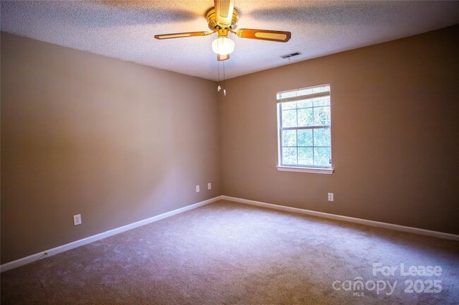 Building Photo - 322 Cottonwood Park Dr