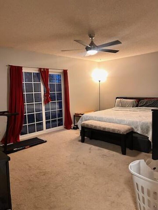 Building Photo - Stunning 3 bedroom/2 bathroom home with AMAZING lake view!