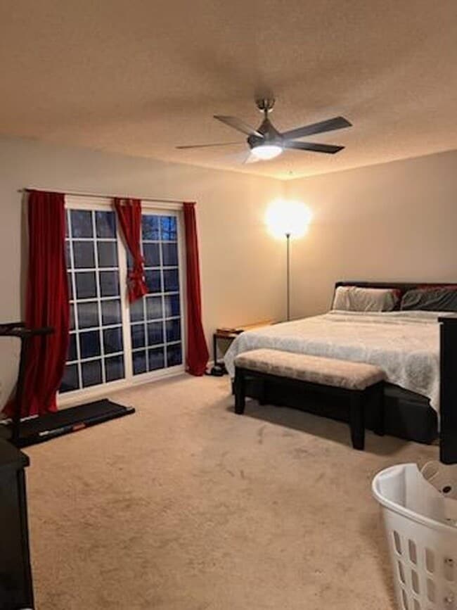 Building Photo - Stunning 3 bedroom/3 bathroom home with AMAZING lake view!