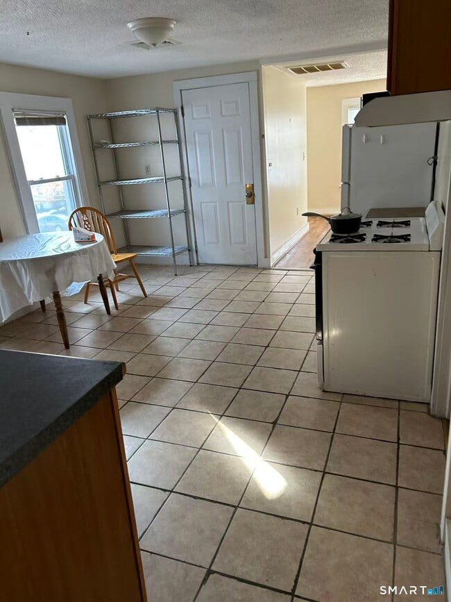 Building Photo - 47 Edwards St