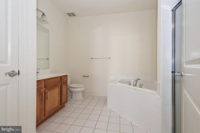 Building Photo - 2 N Commerce Square