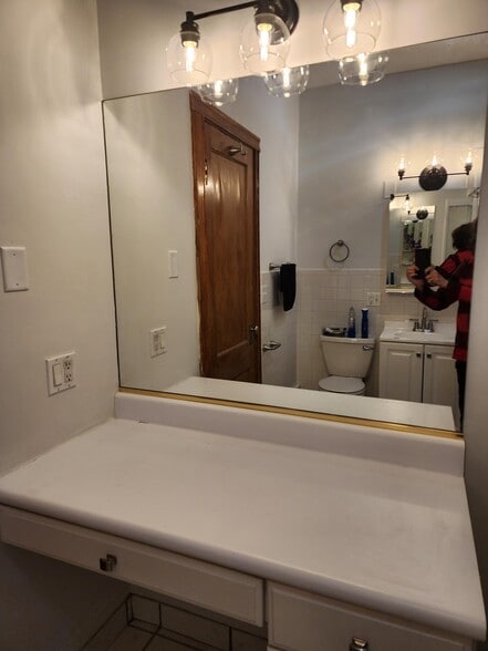 Building Photo - 823 N Hoyne Ave