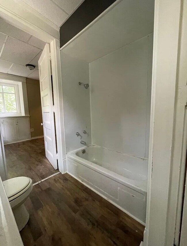 Building Photo - 1 Bdrm 1st Floor Unit