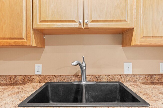 Building Photo - Pet Friendly!  Ideal location to Eglin AFB!!