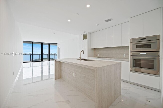 Building Photo - 700 NE 24th St