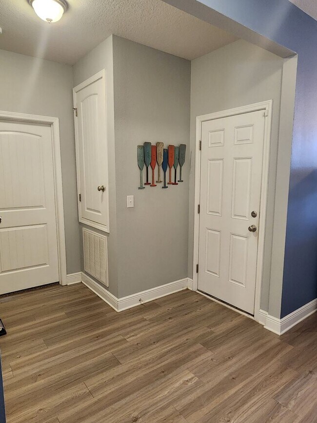 Building Photo - 104 Moonraker Cir