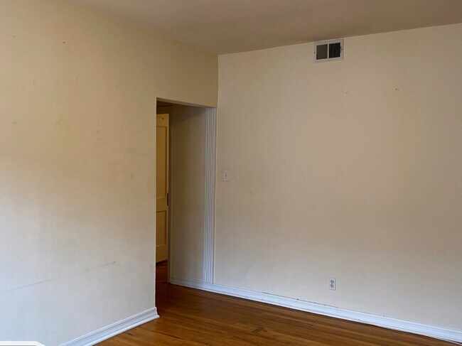 Building Photo - 3038 W Wellington Ave