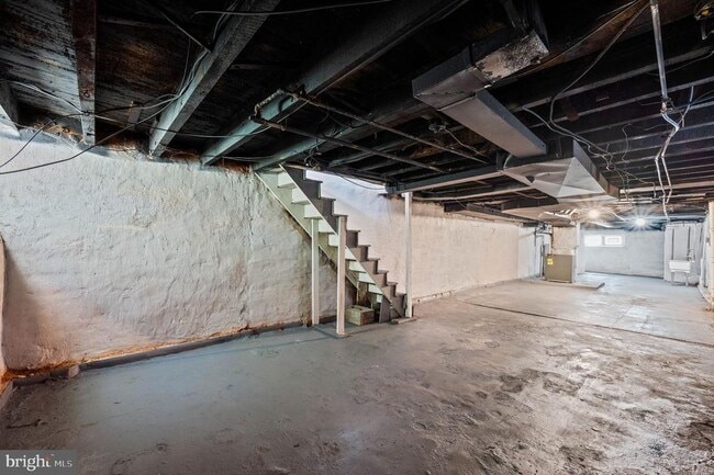 Building Photo - 5011 Larchwood Ave