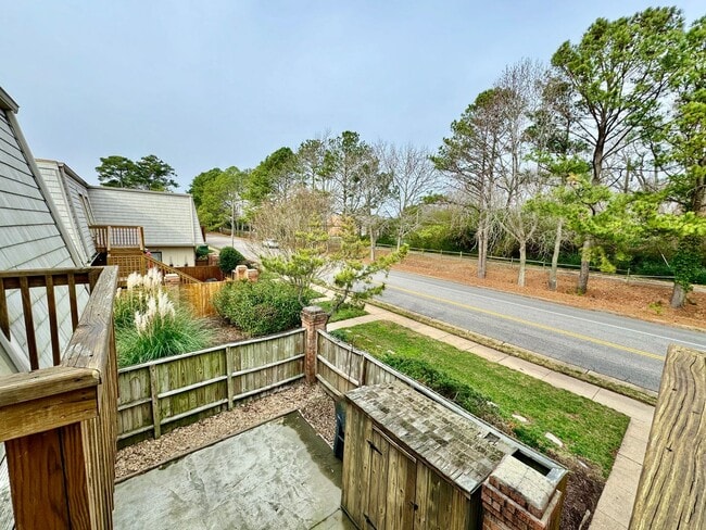 Building Photo - READY 06-11-26!! Fantastic Condo By The Beach! Fenced Patio - All Appliances - Community Pool!