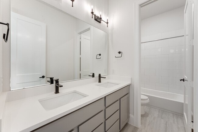 Building Photo - 12016 Royal Oaks Banner Wy