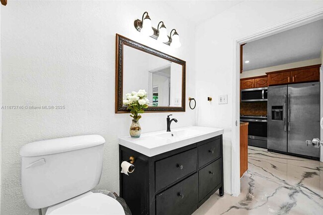 Building Photo - 6840 SW 26th Ct