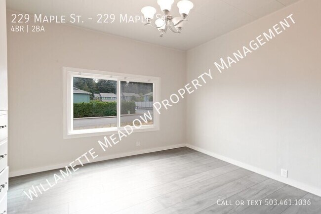 Building Photo - 229 NE Maple St