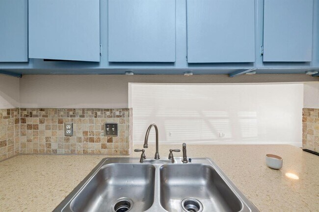 Building Photo - 1705 Crossing Pl