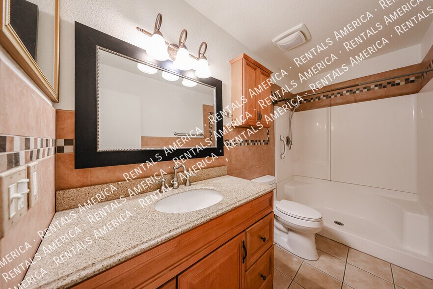 Building Photo - 710 W Alamo Dr