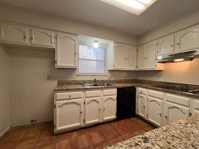 Building Photo - Quadrangle Townhome