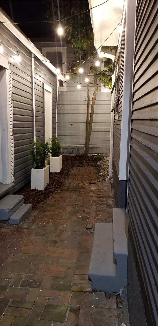 Building Photo - 215 W Beach Pl