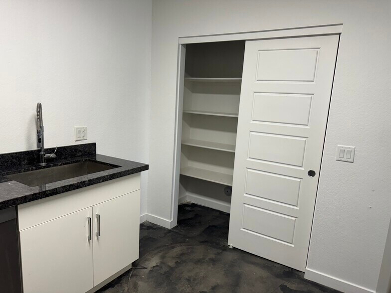 Building Photo - Playton Place