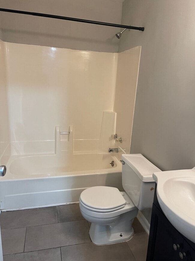 Building Photo - 3 bedroom 2 bath Hermitage duplex