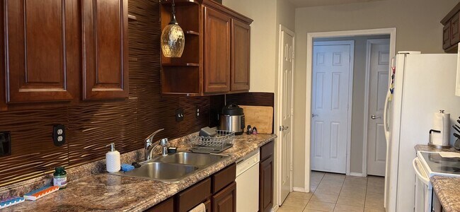 Building Photo - Great location!  3 Bedroom 2 bath