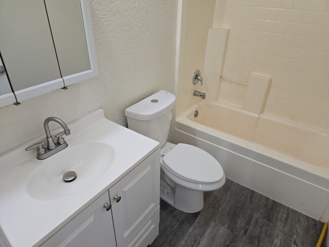 Building Photo - Pet-friendly 3-bedroom Eureka home