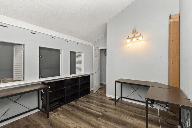 Building Photo - 1009 Stonegate Dr