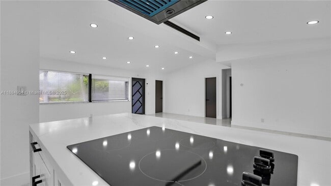 Building Photo - 2413 Gulfstream Ln