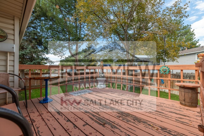 Building Photo - Charming East Sandy Home in a Prime Location