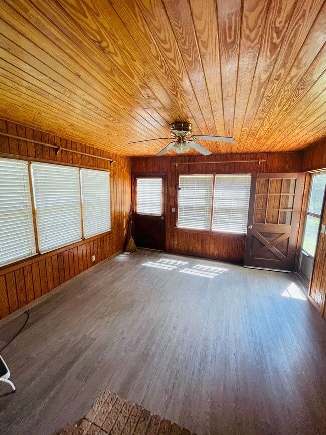 Building Photo - 3 BD/1/BA County Ranch Home