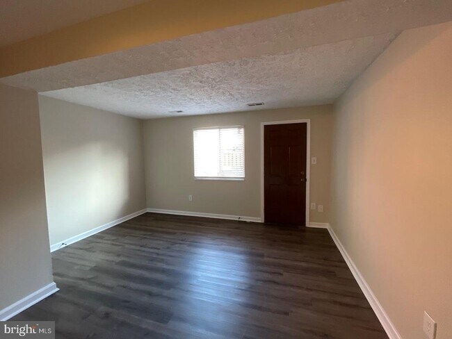 Building Photo - 5863 Rowanberry Dr