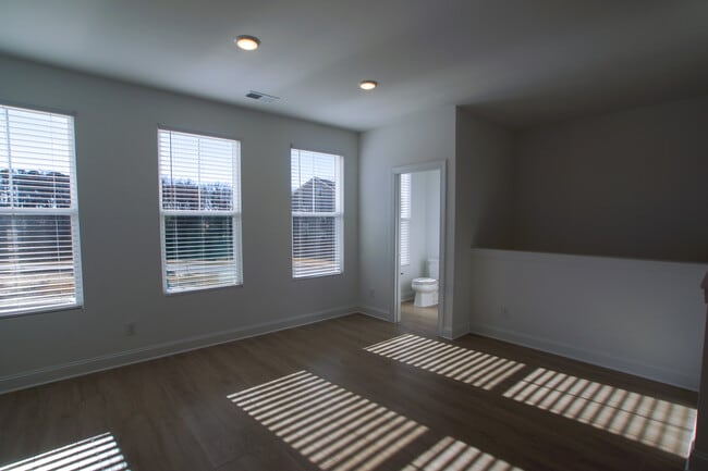 Building Photo - 2024 Eva Pearl Dr