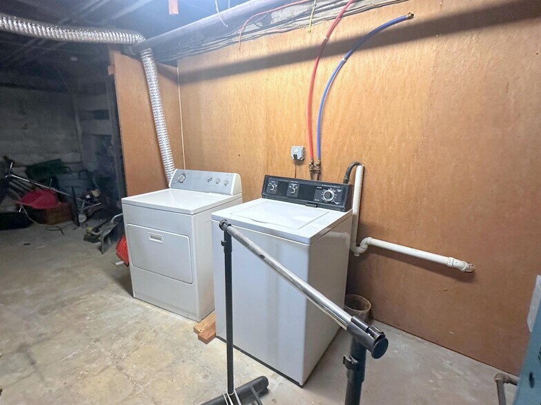 Building Photo - 42 Madison St