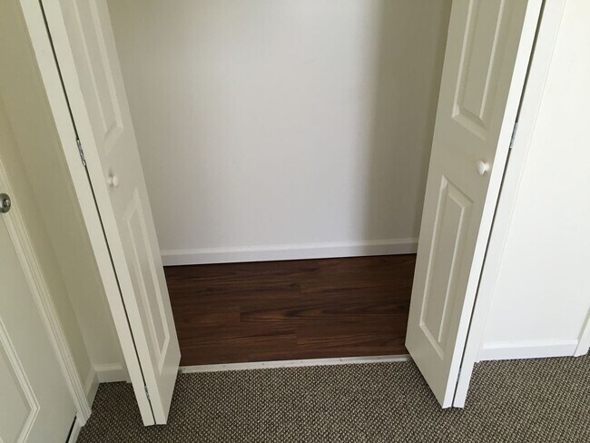 Building Photo - Lakeview Drive Bell 2503-2507 (Tri-plex)