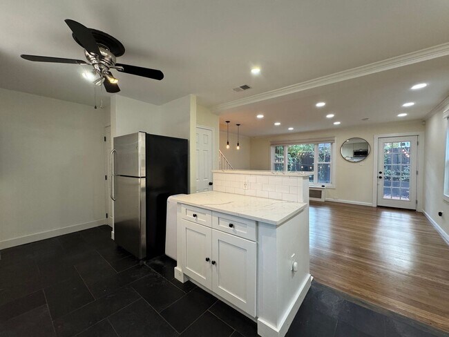 Building Photo - Stylish 3 Bed 1.5 Bath Duplex With A Fenced Patio In Warwick Village