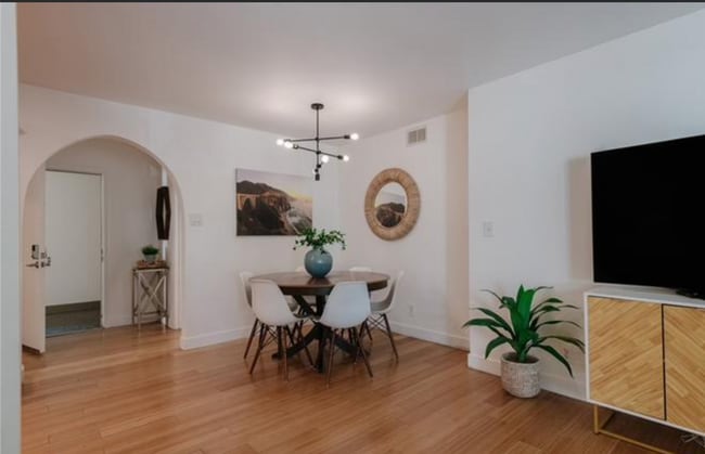 Building Photo - AWESOME 2 BEDROOM 2 BATH UNIT