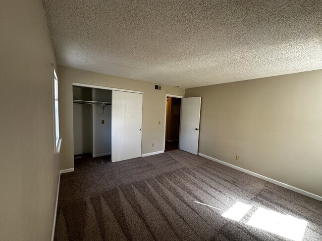 Building Photo - Charming condo in the Chestnut Community!  Available Now!