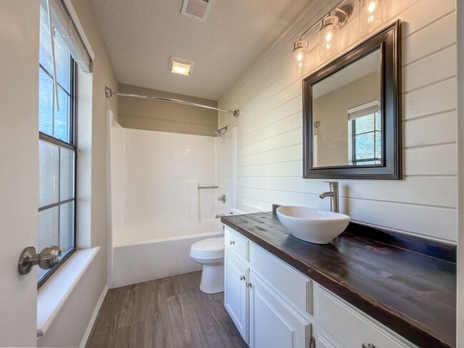 Building Photo - 700 Cedar Ln