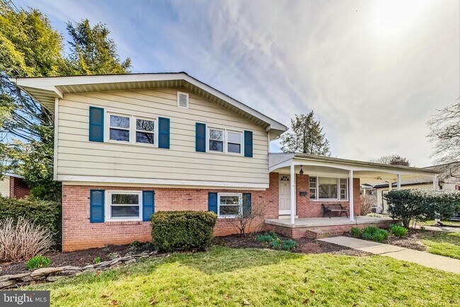 Building Photo - 1208 Pinewood Dr