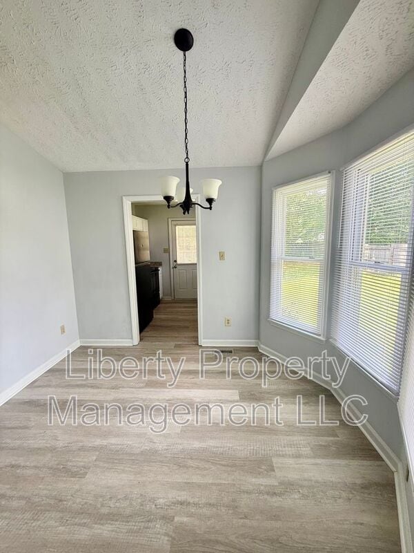 Building Photo - 1222 Skyline Dr