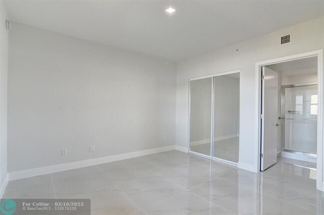 Building Photo - 2650 Lake Shore Dr