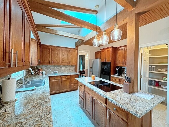 Building Photo - Beautiful Furnished home off Perkins Rd.