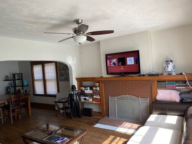 Building Photo - Beautiful 5 Bedroom/2.5 Bathroom Home in Popular Field Club Area