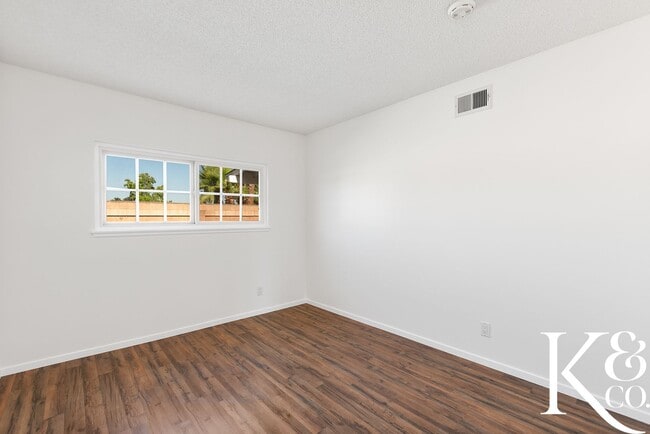 Building Photo - Stunning 4-Bedroom Simi Valley Home with P...