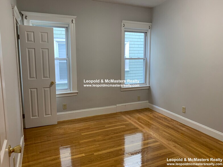 Building Photo - 21 Roseclair St