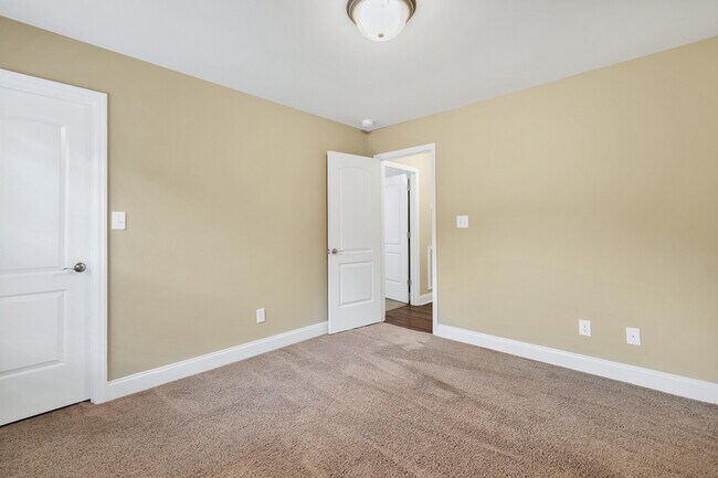 Building Photo - 128 Willow Tree Dr