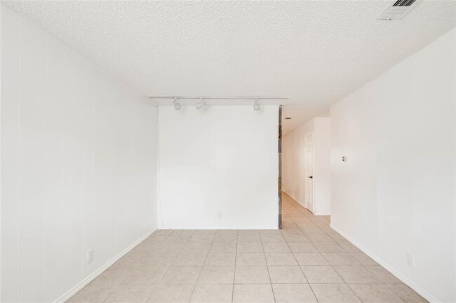 Building Photo - 3306 Dolphin Dr