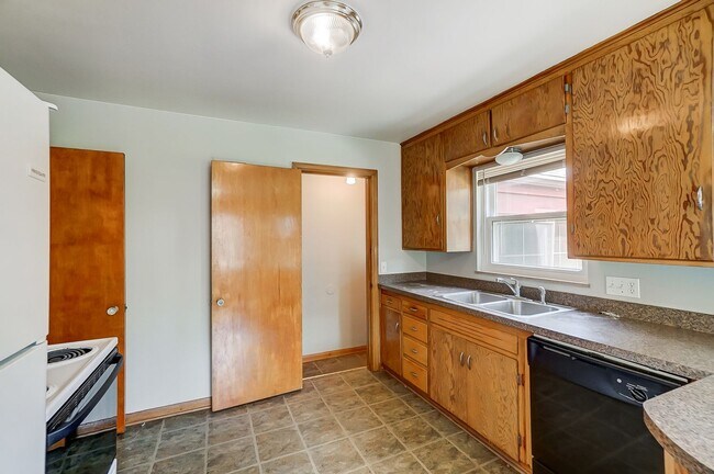 Building Photo - 347 Darrow Ave