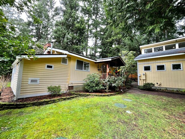 Building Photo - Well Maintained, Cozy, Furnished, Hansville Home on 3/4 Acre Lot!