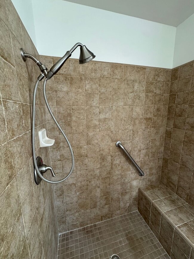 Building Photo - 4 Bed 2 Bath Charming and Well-Cared-For H...